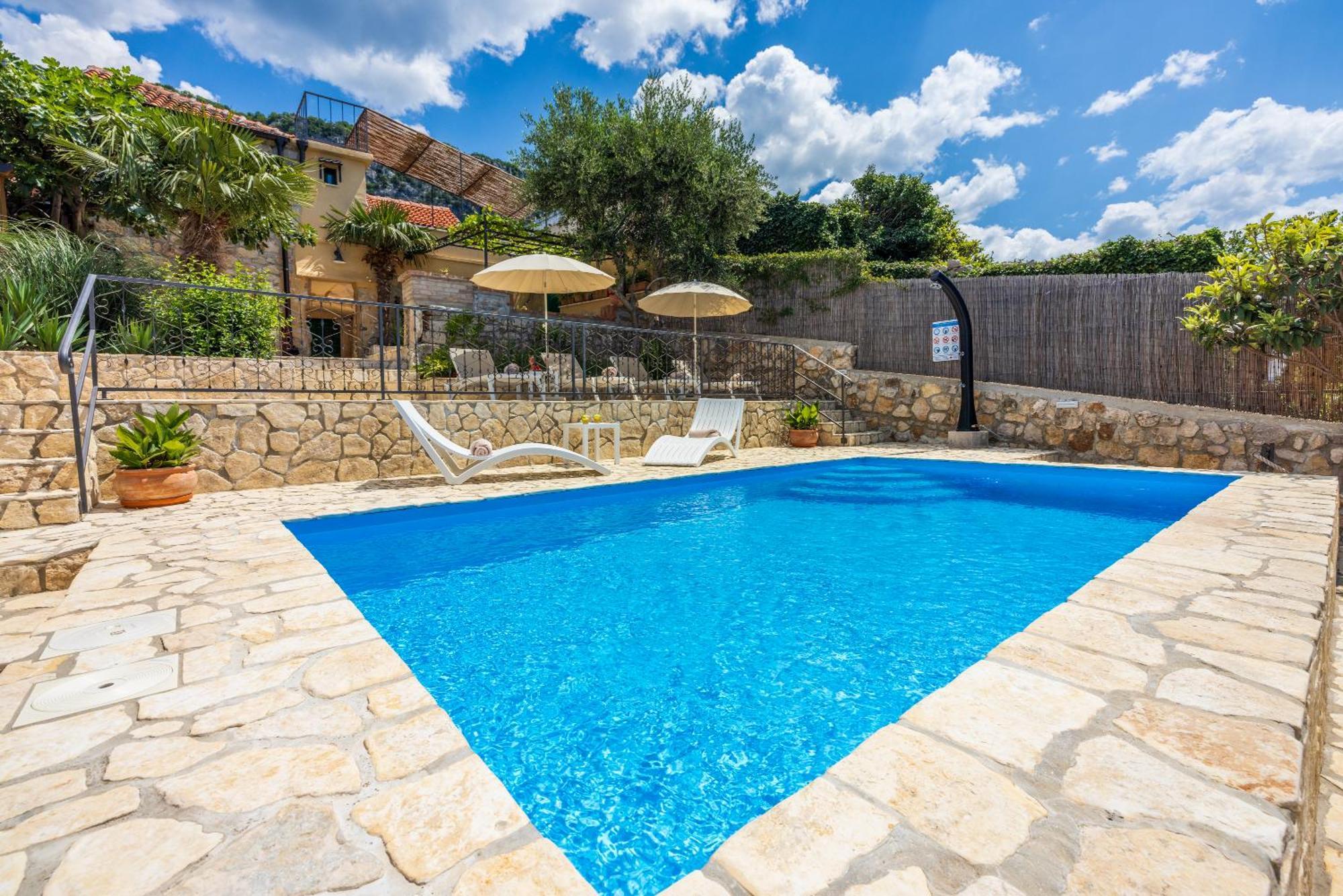 Villa Cocoon - Vacation Home With Heated Pool & Garden Брибир Екстериор снимка