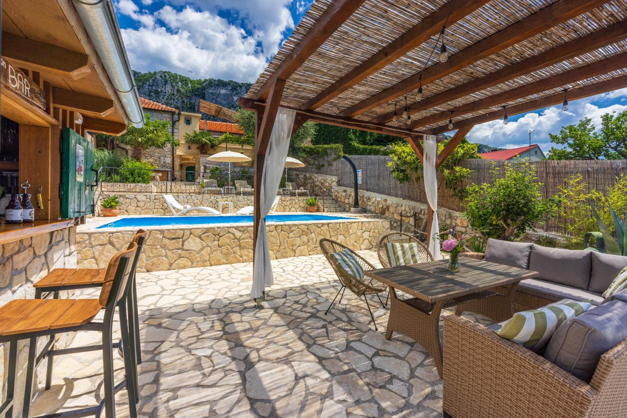 Villa Cocoon - Vacation Home With Heated Pool & Garden Брибир Екстериор снимка