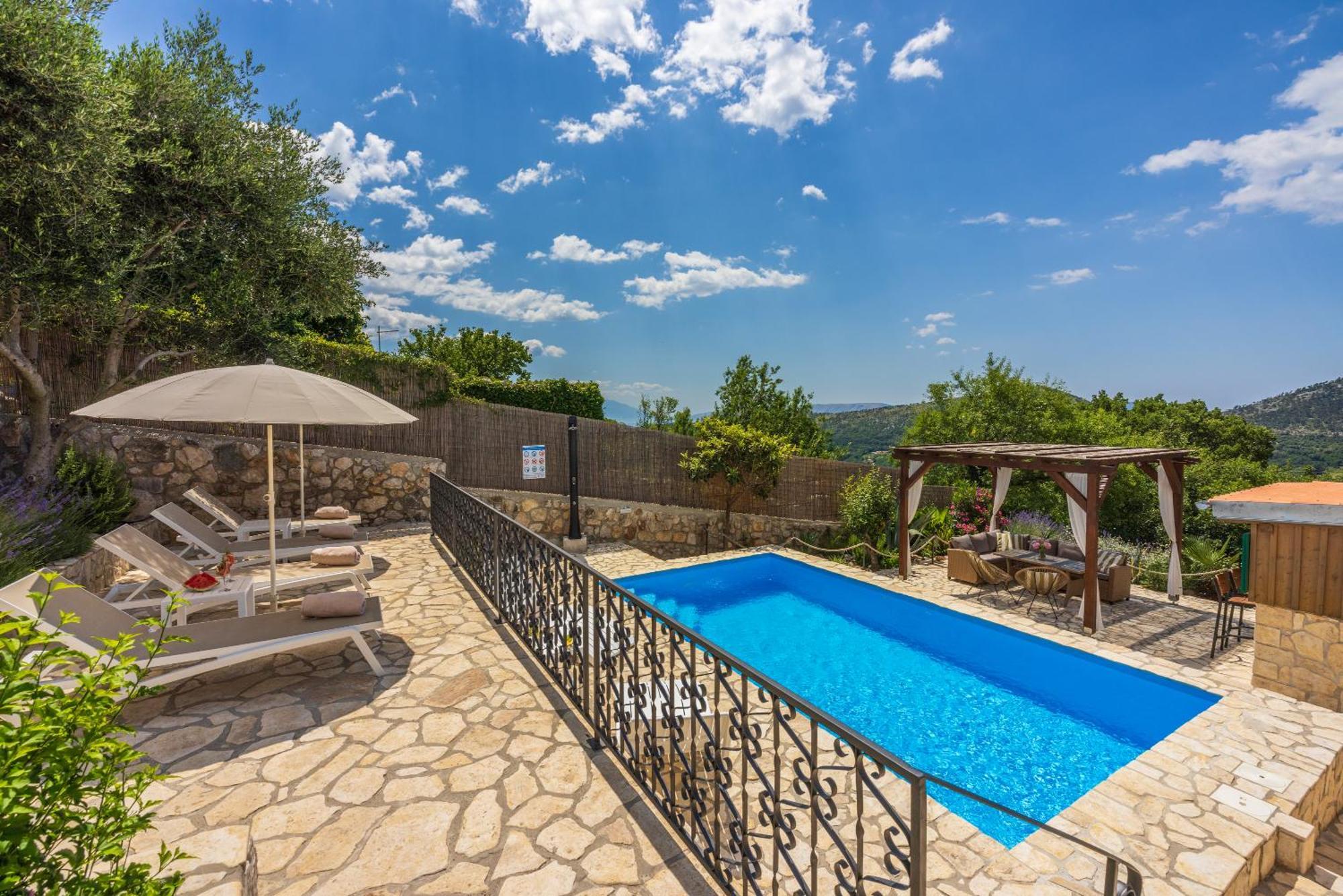 Villa Cocoon - Vacation Home With Heated Pool & Garden Брибир Екстериор снимка