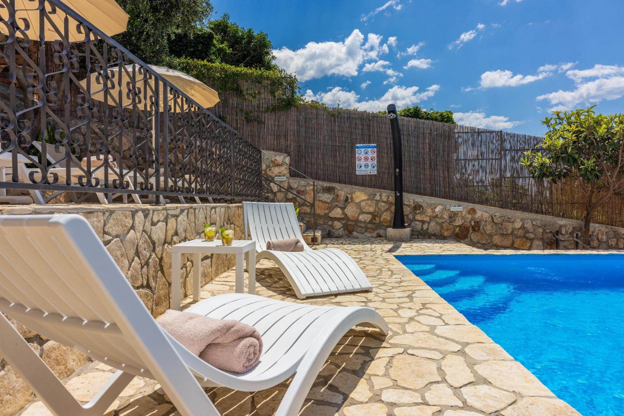 Villa Cocoon - Vacation Home With Heated Pool & Garden Брибир Екстериор снимка