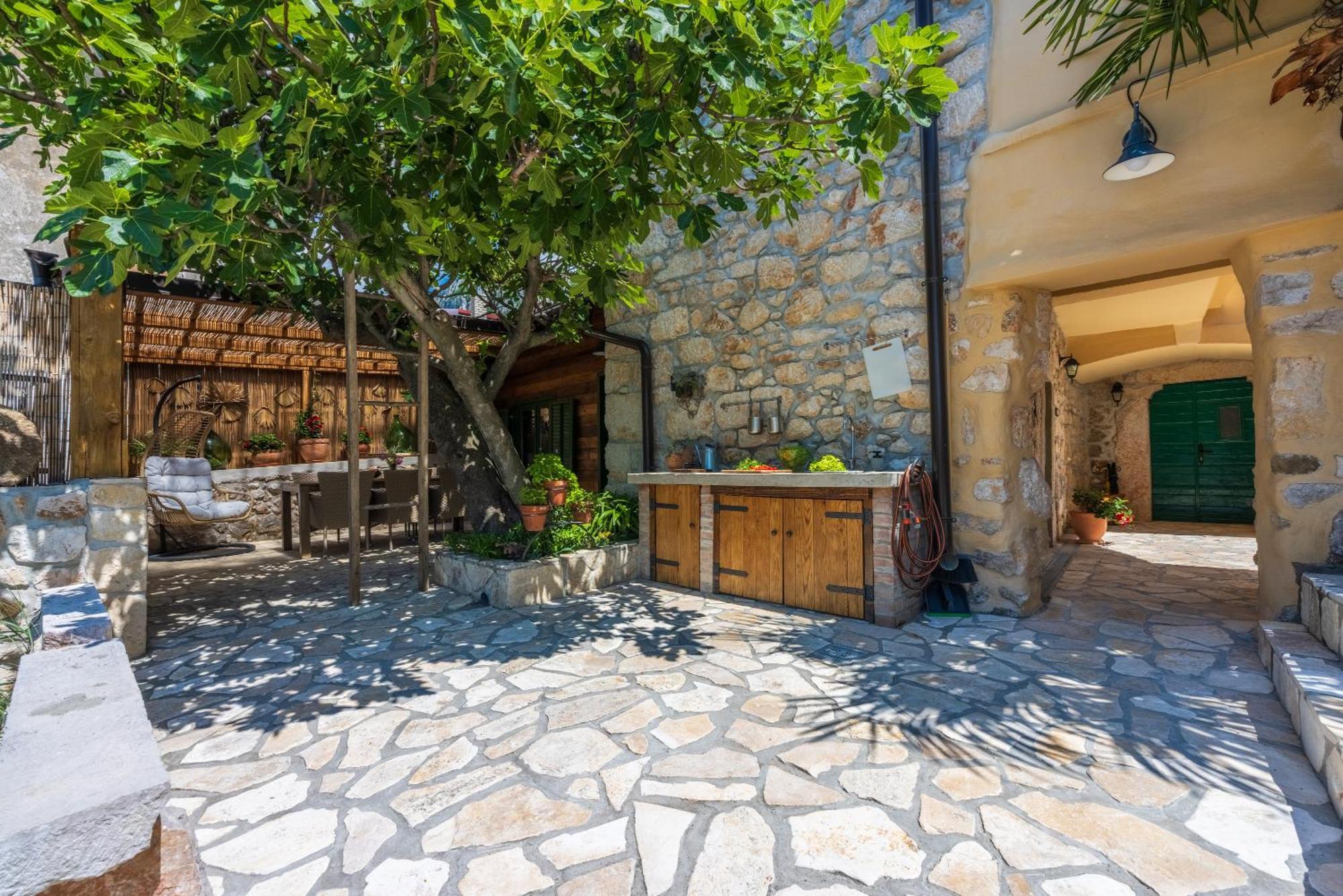 Villa Cocoon - Vacation Home With Heated Pool & Garden Брибир Екстериор снимка