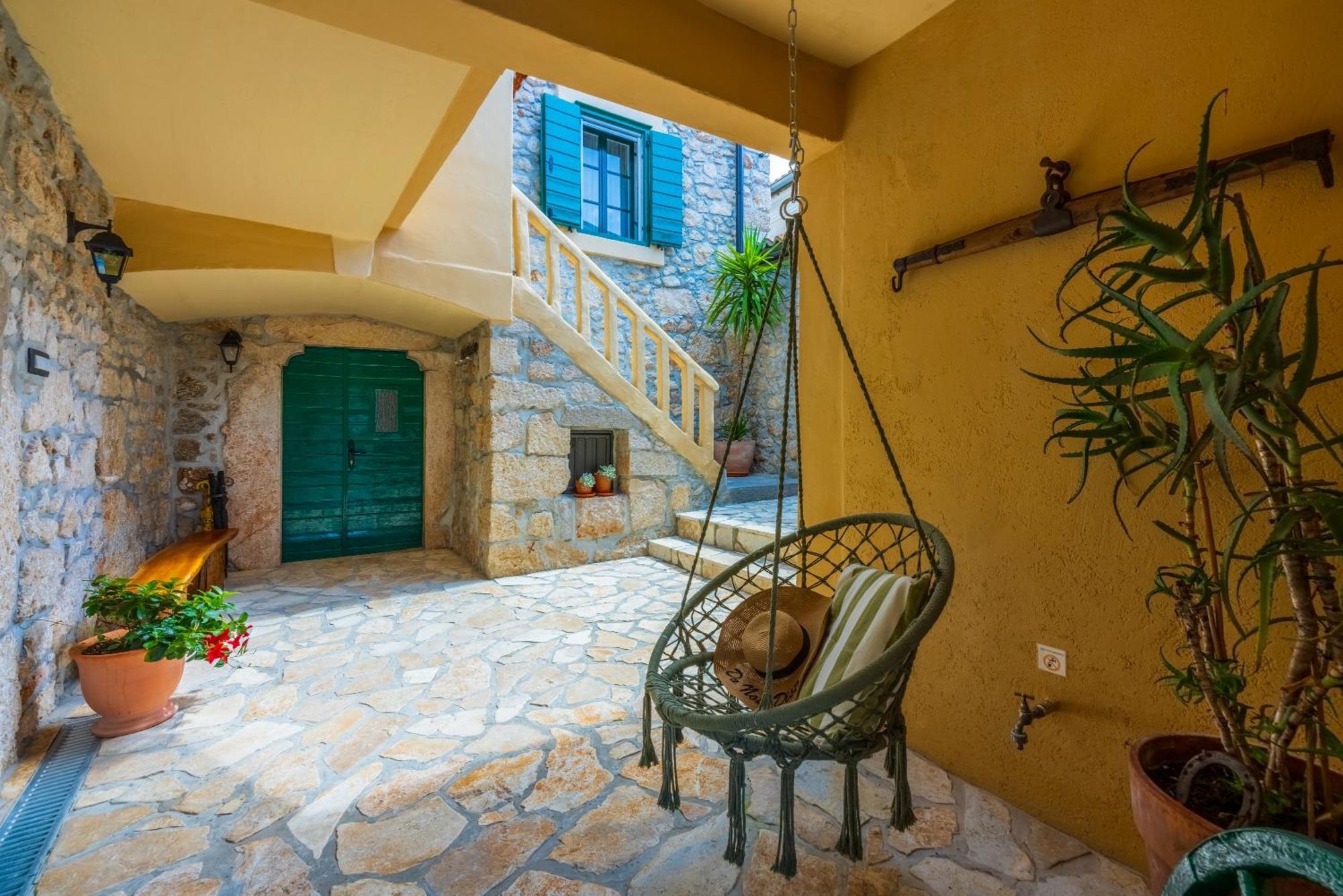 Villa Cocoon - Vacation Home With Heated Pool & Garden Брибир Екстериор снимка