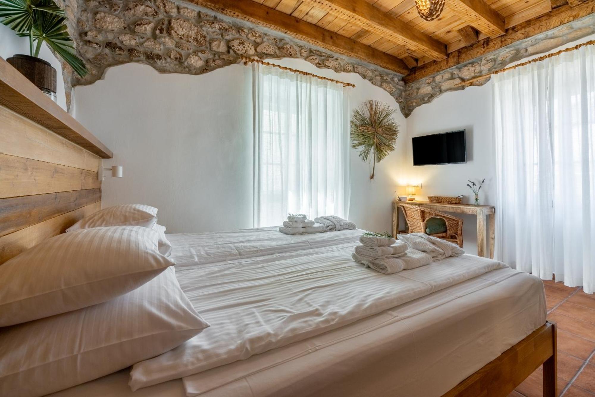 Villa Cocoon - Vacation Home With Heated Pool & Garden Брибир Екстериор снимка