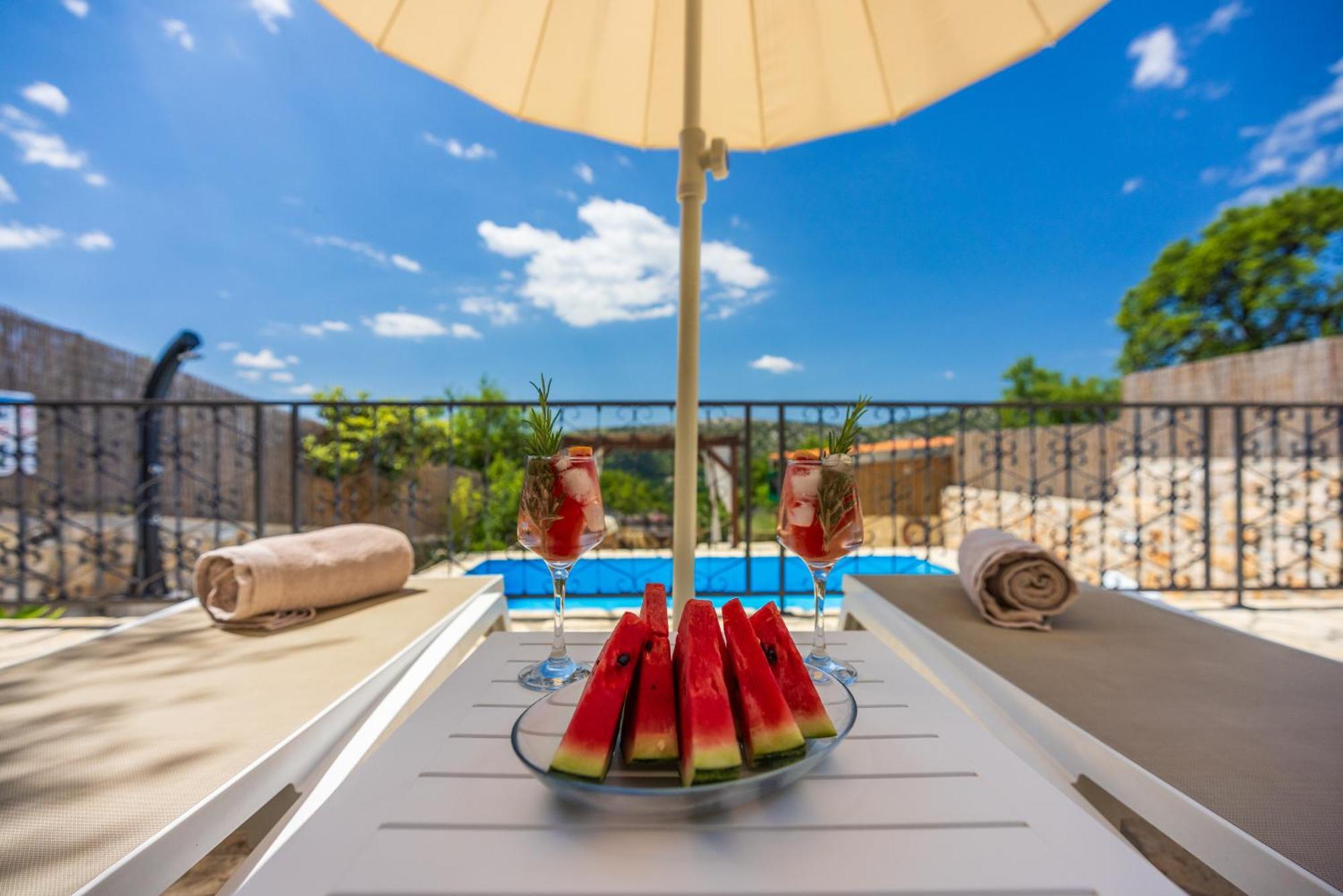Villa Cocoon - Vacation Home With Heated Pool & Garden Брибир Екстериор снимка
