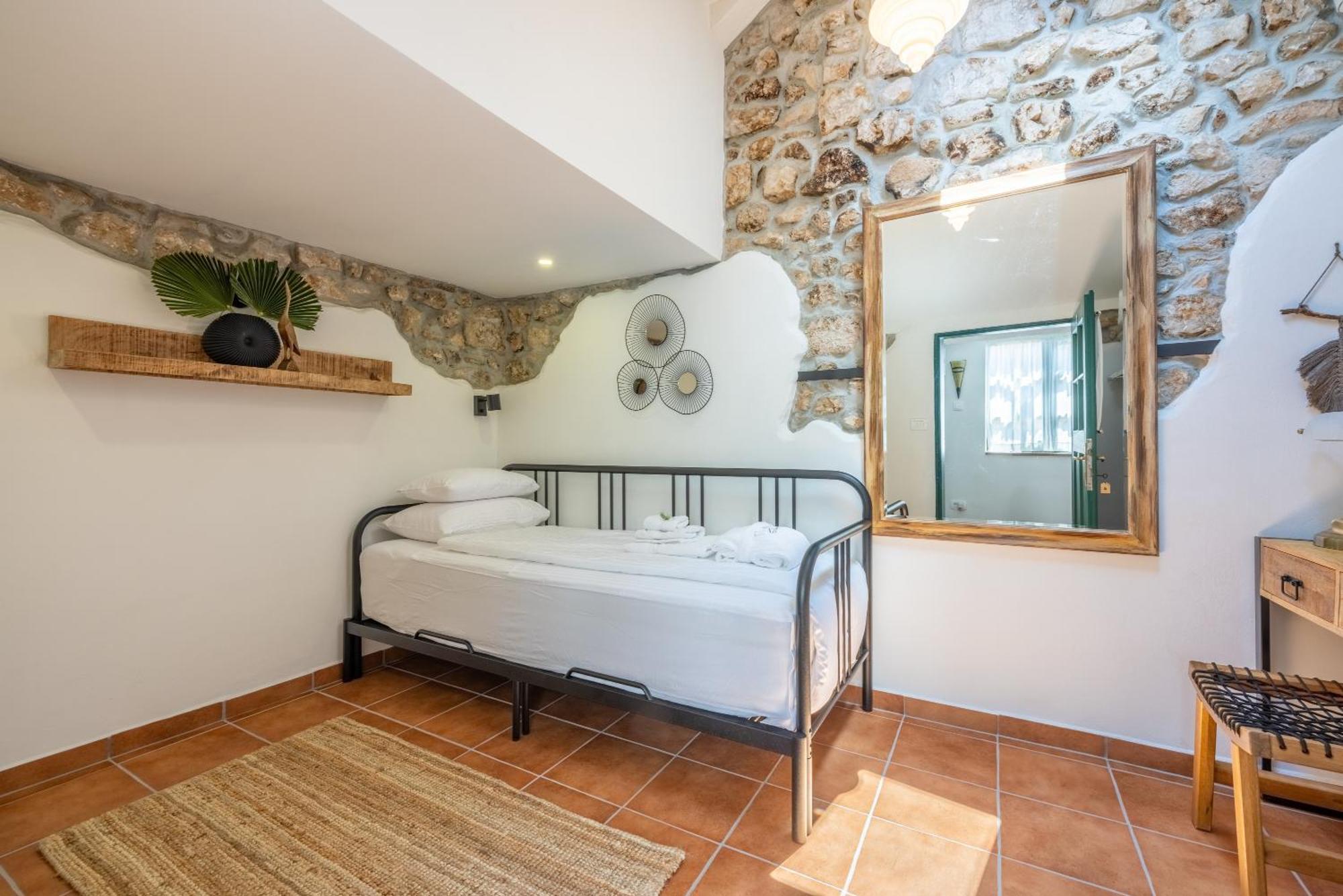 Villa Cocoon - Vacation Home With Heated Pool & Garden Брибир Екстериор снимка