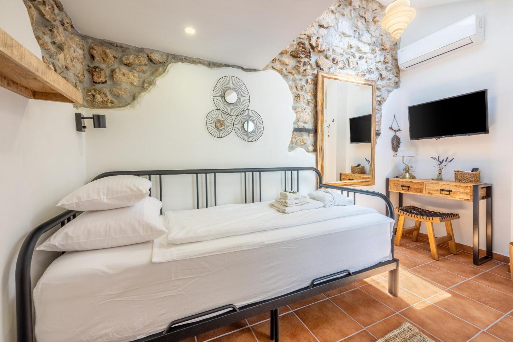Villa Cocoon - Vacation Home With Heated Pool & Garden Брибир Екстериор снимка